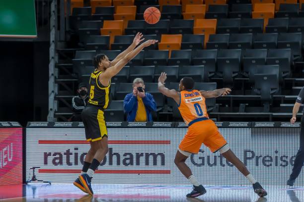 巴萨依旧是 巴萨依旧是